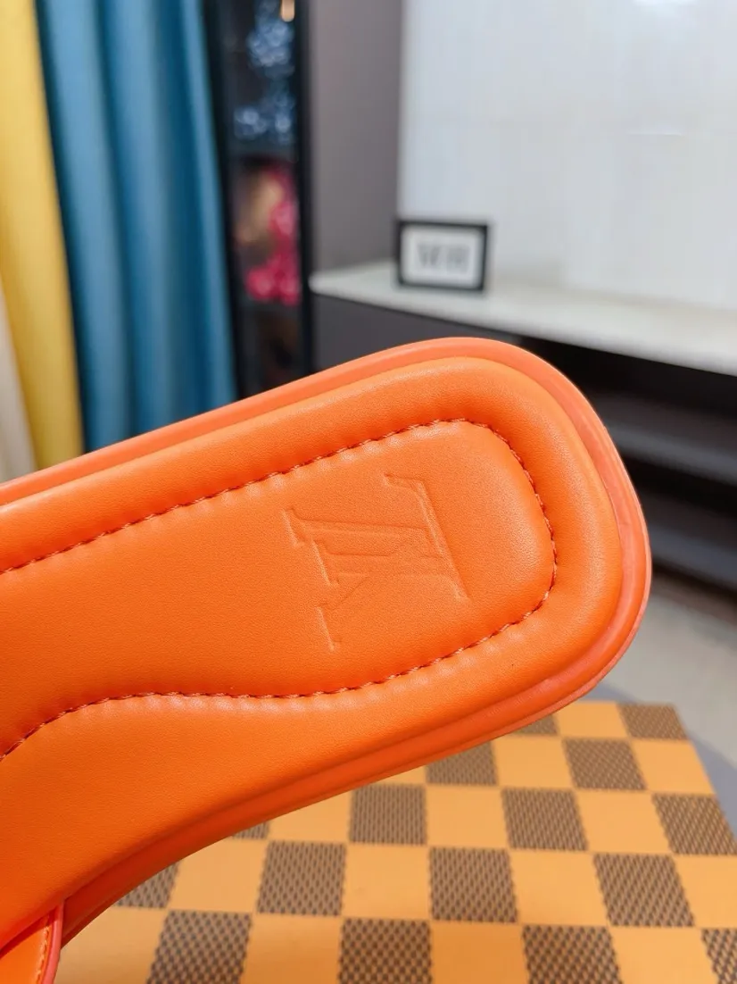 Men's shoes 💰340🌹🌹 (lv-Louis Vuitton) New men's slippers, high-end boutique, exquisite embossed logo decoration on the upper, fine workmanship, super soft soles, casual, loose and comfortable, a must-have in summer! \nsize：38-44